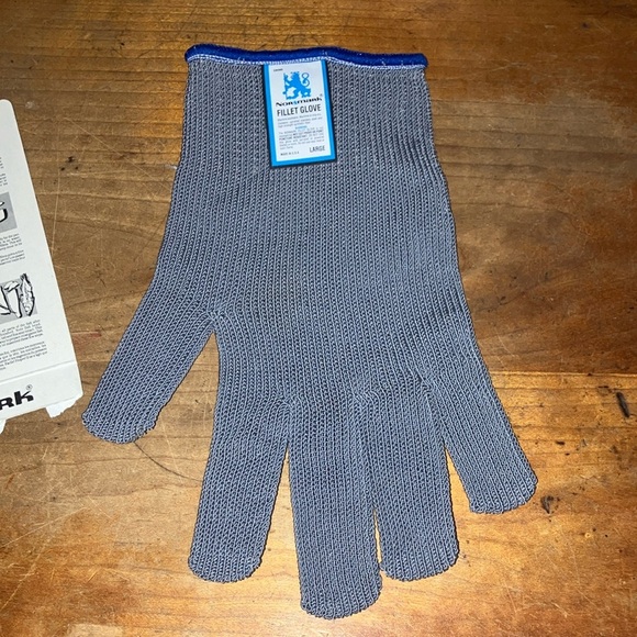 Fillet glove for fish - good used condition, STAINED but may be removable - Picture 8 of 12